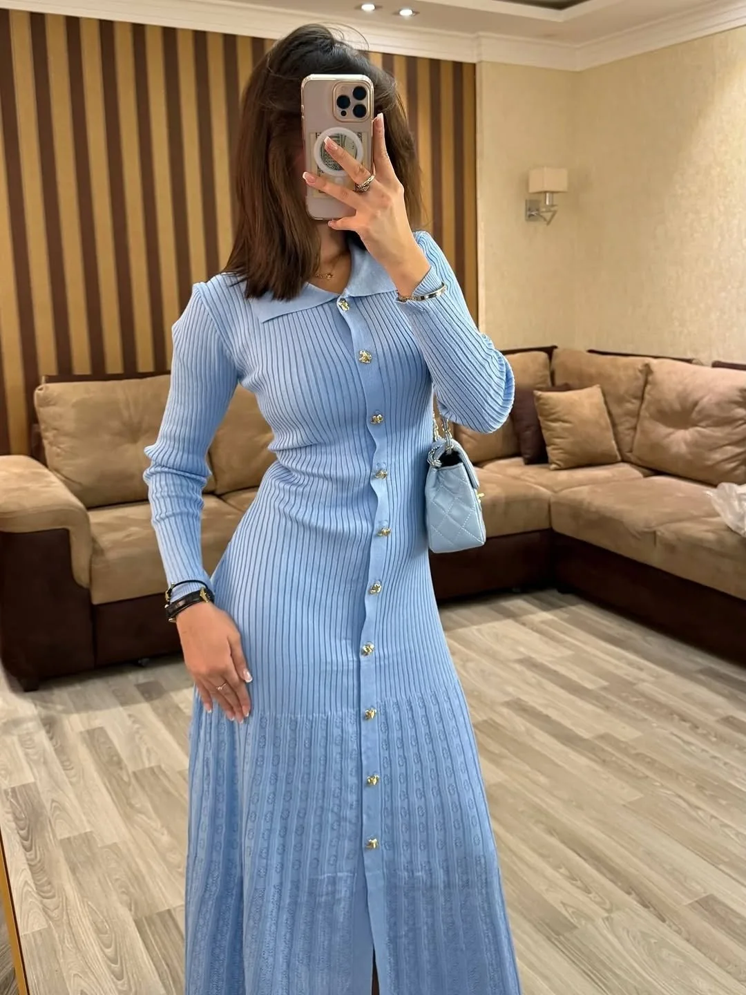 Robe en Maille Douce avec Bouton Doré
