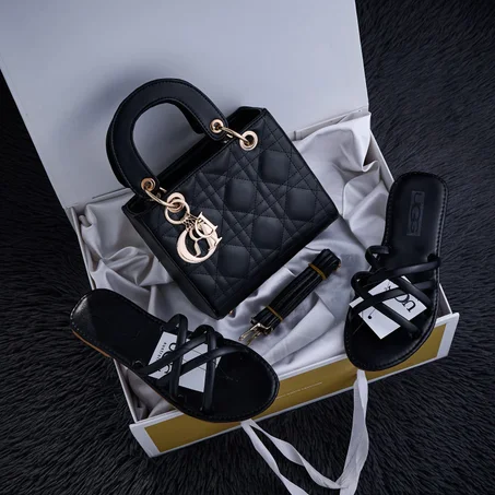 باك الفخامة  الصندالة مع الصاك احدث صيحات الموضة