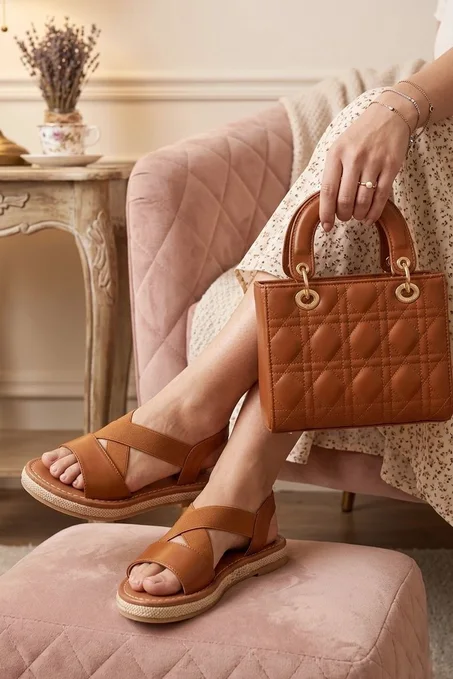 باك الفخامة  الصندالة مع الصاك احدث صيحات الموضة