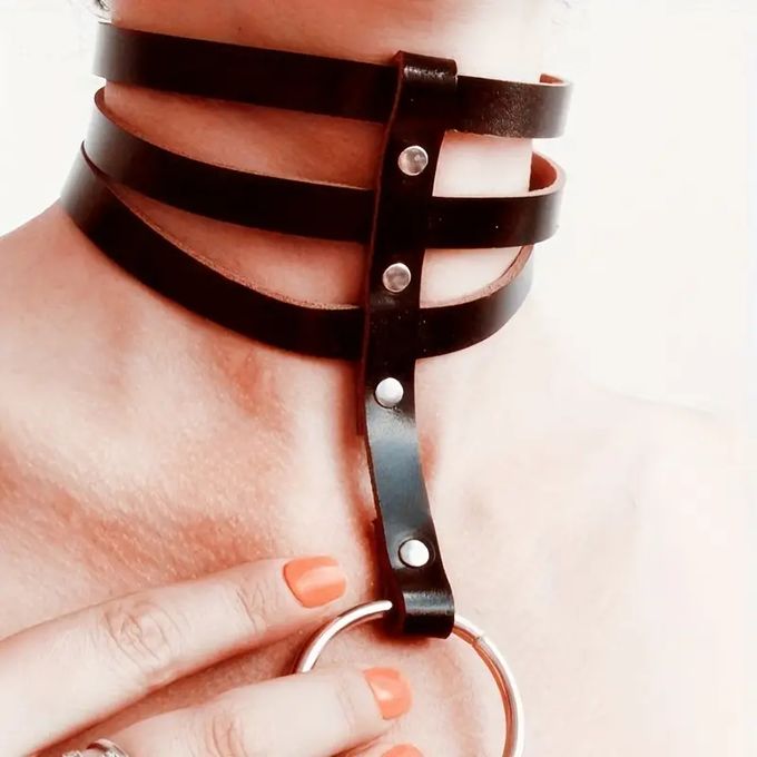 Collier / Choker / Ras-de-cou en cuir