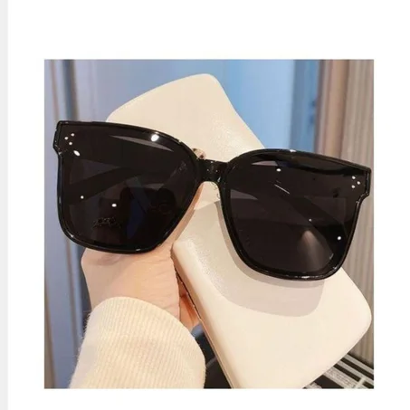 Partagez ce produit    ShadowLuxe Lunettes de soleil noires surdimensionnées tendance pour femme – Protection UV, accessoire de mode incontournable