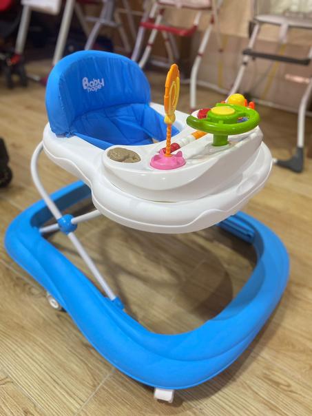 Youpala Bébé simplicity · Equipé de Tablette de jeux manuel. · Hauteur ajustable en 3 positions. · Pliage ultra plat = gain de place. · Housse du siège lavable en machine