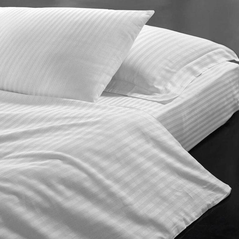 DRAPS DE MATLAS 160/200 ET DEUX COUSSIN