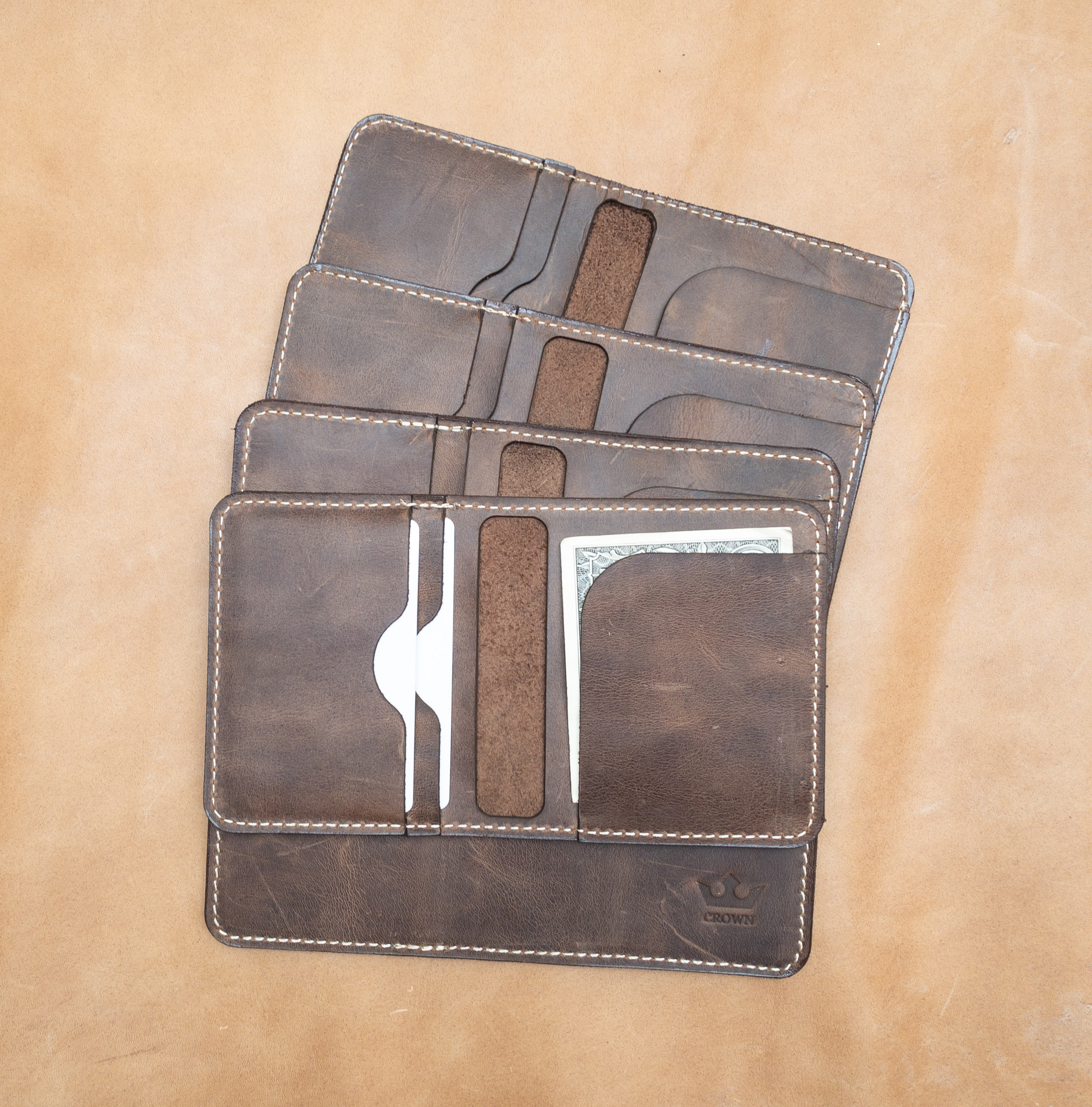 Portefeuille en cuir artisanal avec un design luxueux et des fonctionnalités pratiques. 1