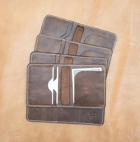 Portefeuille en cuir artisanal avec un design luxueux et des fonctionnalités pratiques. 1