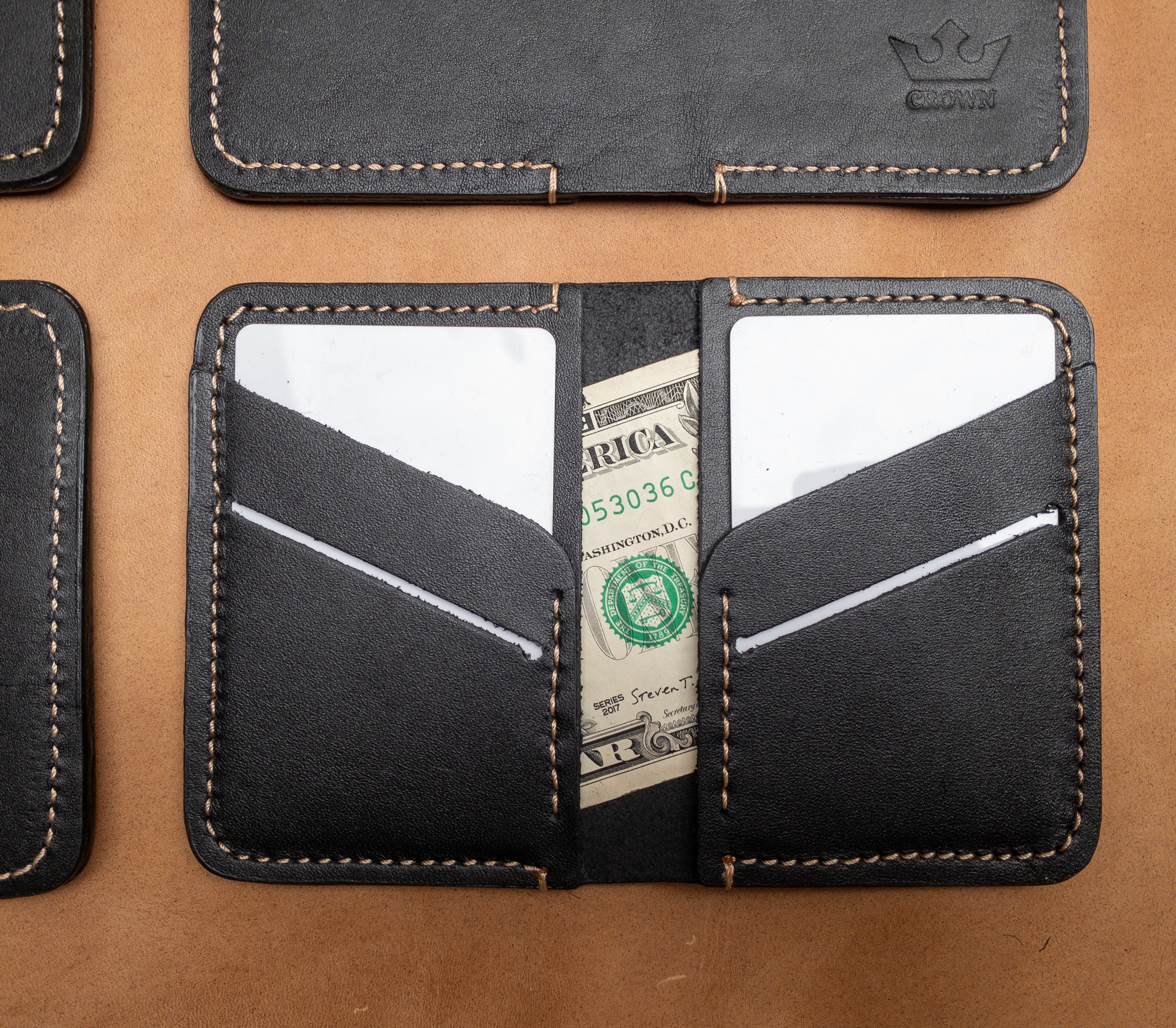 The modern and stylish Vertical leather bifold - Black