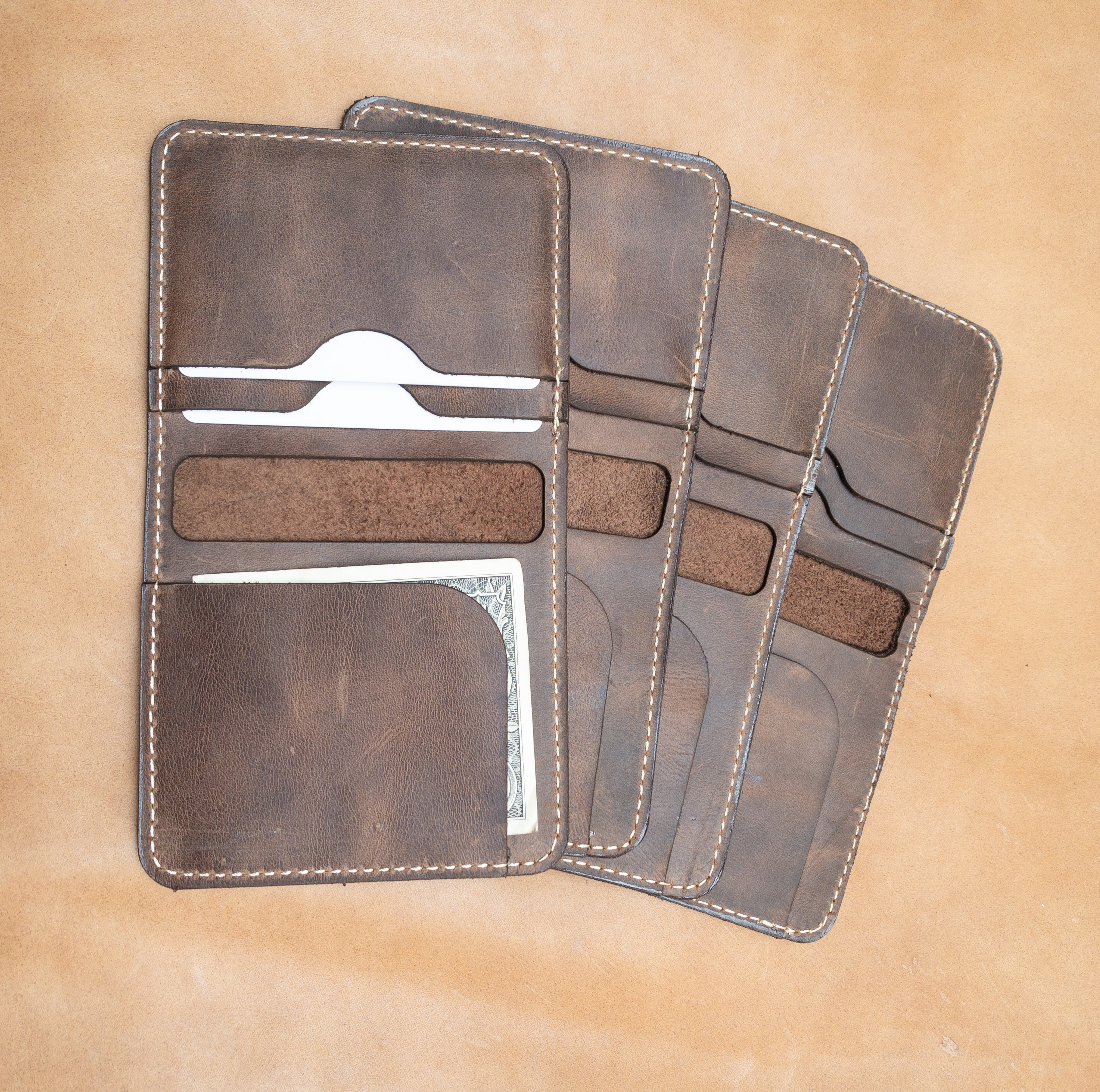 Portefeuille en cuir artisanal avec un design luxueux et des fonctionnalités pratiques. 1