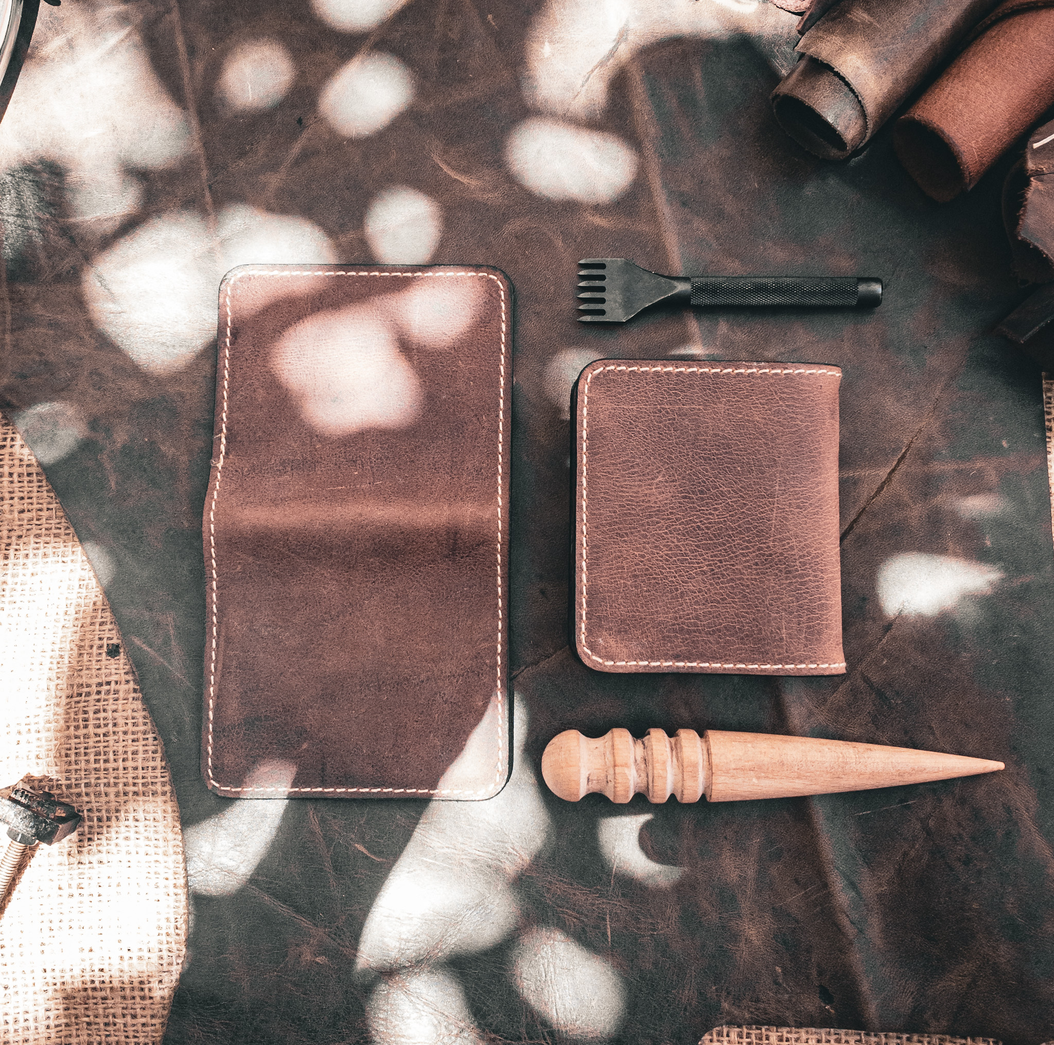 Portefeuille en cuir artisanal avec un design luxueux et des fonctionnalités pratiques. 1