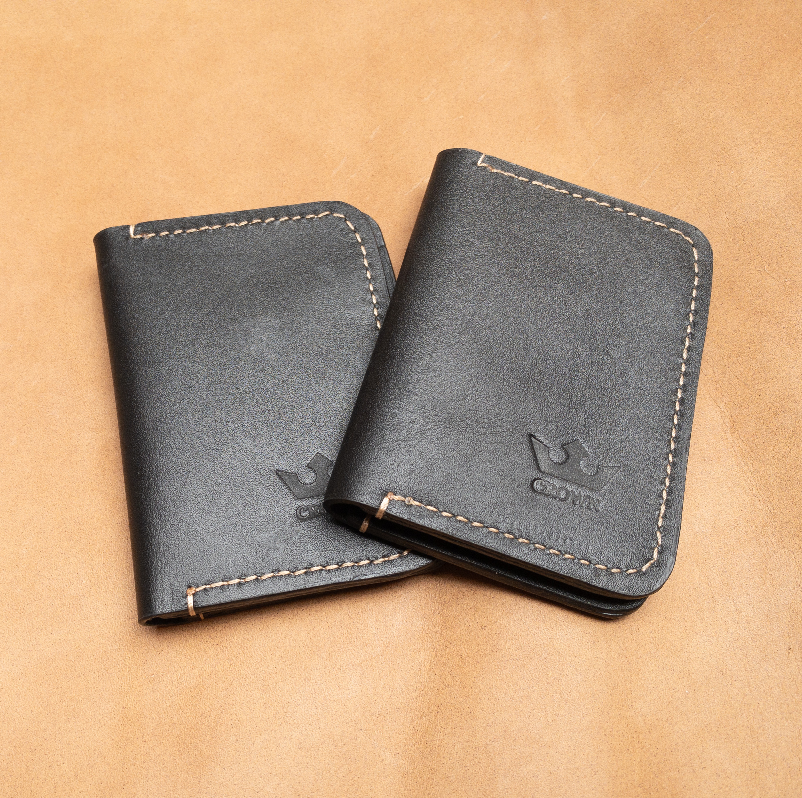 The modern and stylish Vertical leather bifold - Black