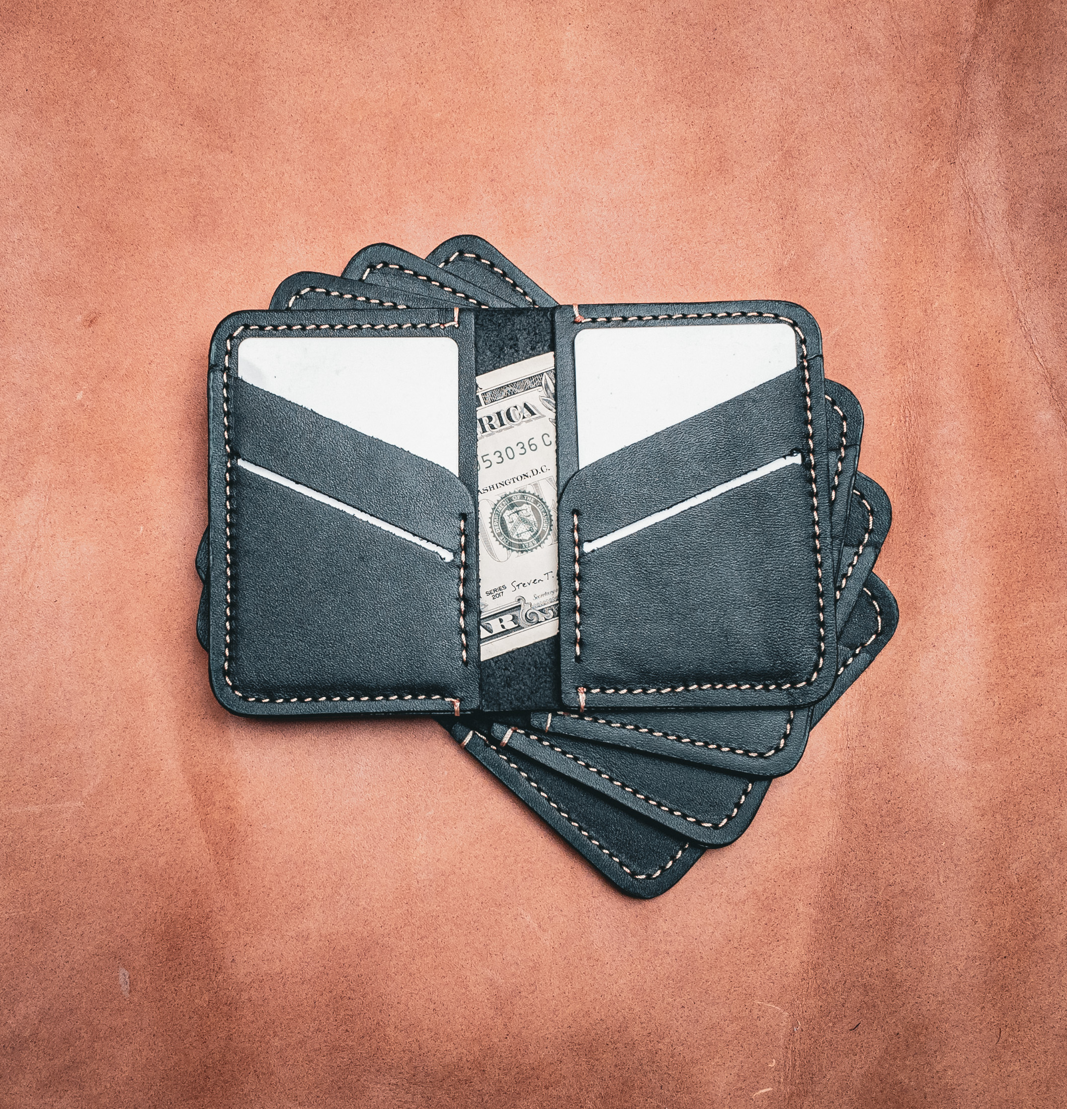 The modern and stylish Vertical leather bifold - Black