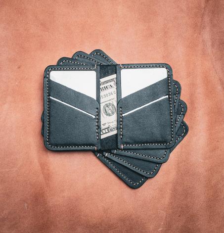 The modern and stylish Vertical leather bifold - Black