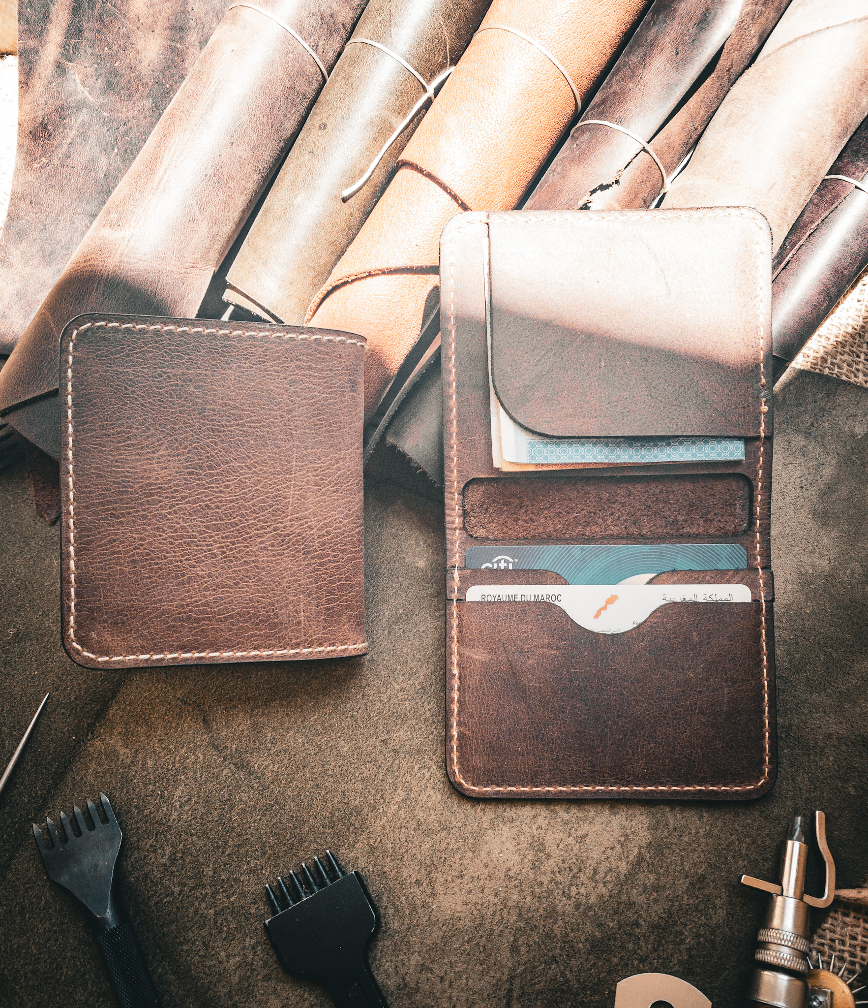 Portefeuille en cuir artisanal avec un design luxueux et des fonctionnalités pratiques. 1