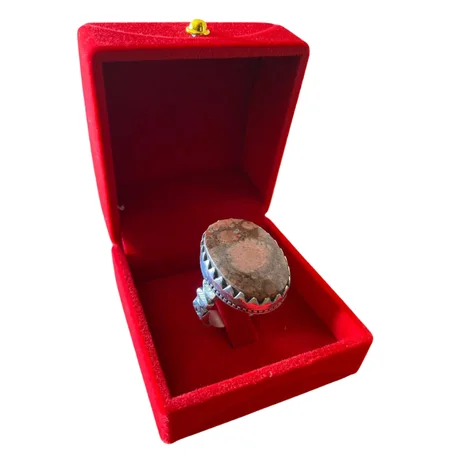 خاتم من فضة وحجر المرجان الأحفوري