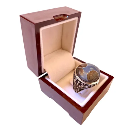 خاتم من فضة وحجر العقيق البقري الطبيعي