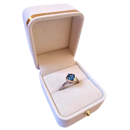 خاتم نقرة وحجر التوباز اللندني