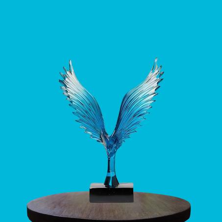 تمثال فني تجريدي  بتصميم النسر