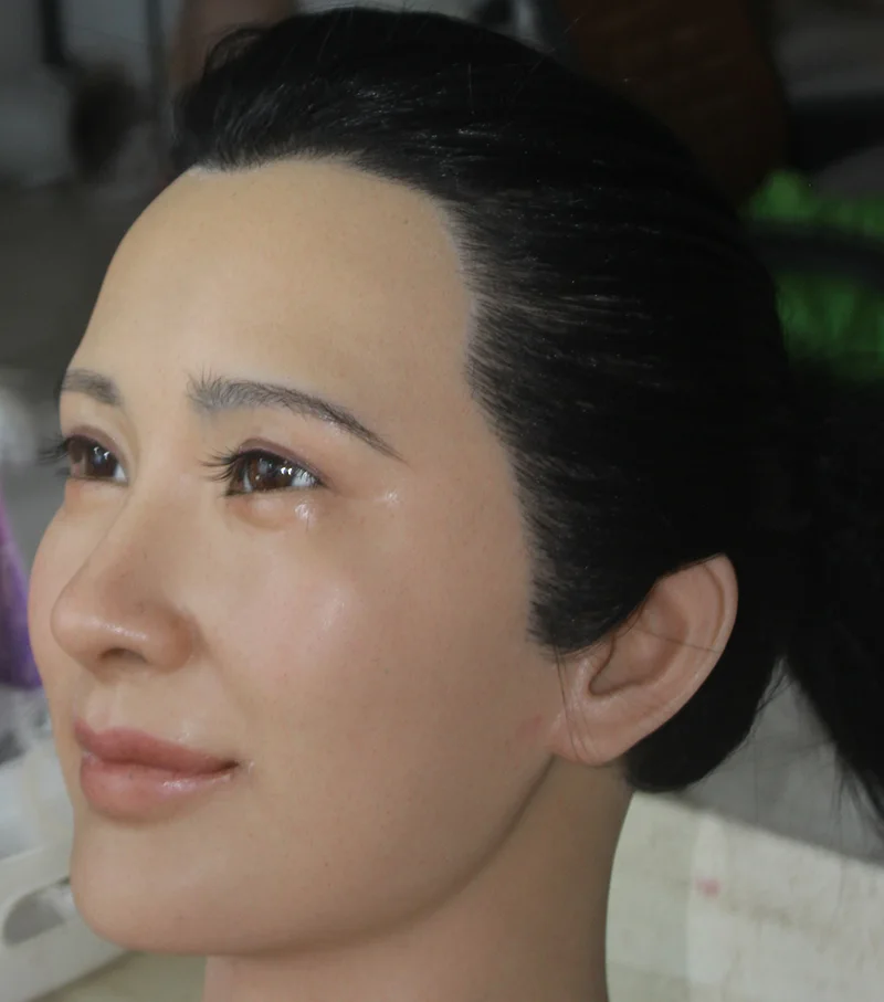 person 2 silicone mask simulation