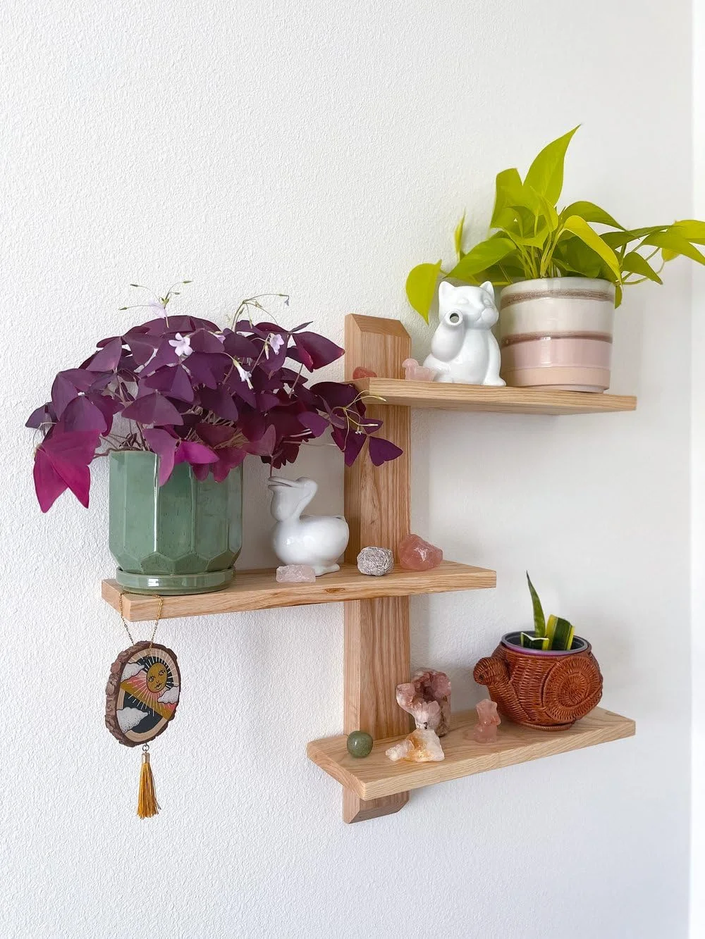 منظم حائط خشبي أنيق وعصري