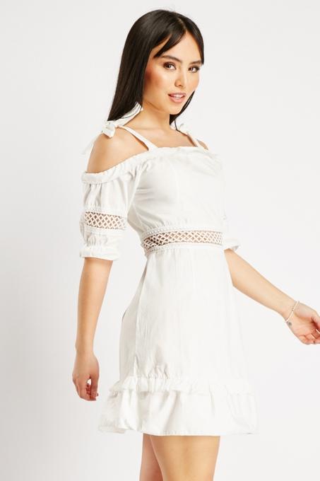 Robe à épaules dénudées avec insertions au crochet