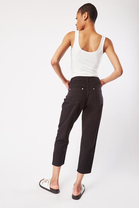 Jeans noirs avec des déchirures aux genoux