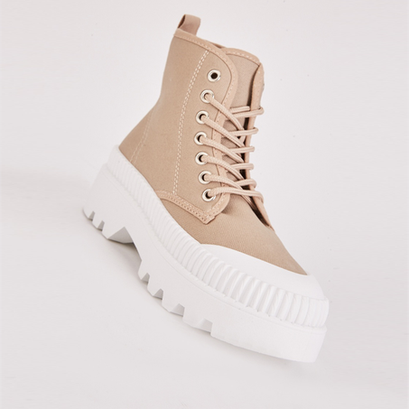 Des baskets à semelle épaisse et toile contrastée