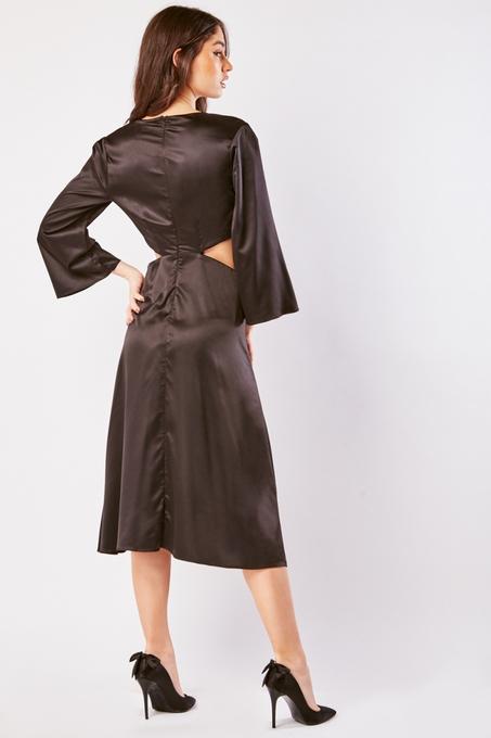 Robe soyeuse à manches courtes et découpes latérales