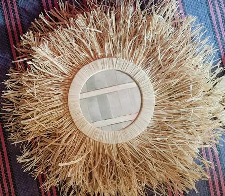 مرآة دائرية بحجم 30 سم: جمال وإبداع حرفي بأسعار مناسبة