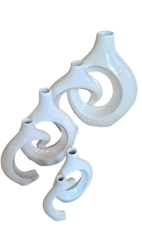 طقم فازات خزفية بيضاء بأحجام متعددة على شكل حلقة