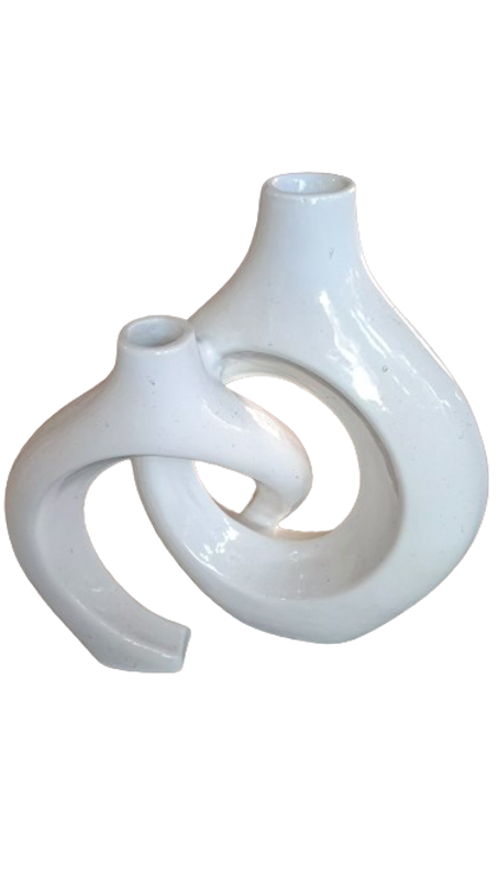 فازة خزفية فنية بيضاء على شكل حلقة كبيرة