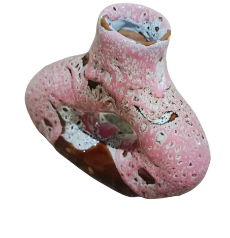 فازة خزفية يدوية بلون وردي وتصميم فريد