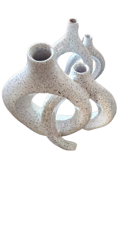 طقم من 2 فازات خزفية بيضاء بنمط منقط بأحجام متعددة على شكل حلقة