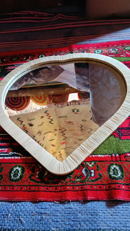 مرآة قلب بحجم 30 سم: جمال وإبداع حرفي بأسعار مناسبة