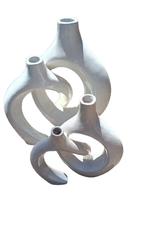 طقم من 2 فازات خزفية بيضاء بأحجام متعددة على شكل حلقة