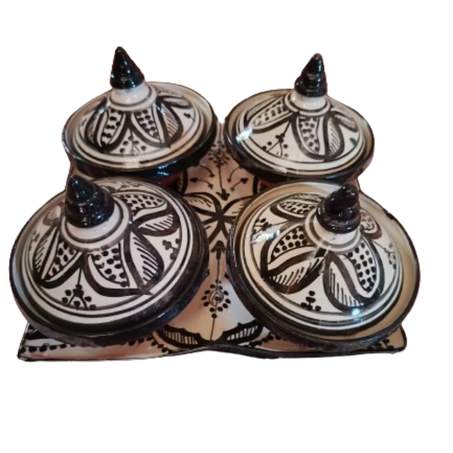 مجموعة أربع طواجن خزفية يدوية بنقوش نباتية بالأبيض والأسود مع بلاطو 🌟⚫⚪