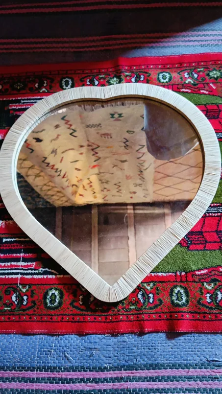 مرآة قلب بحجم 40 سم: لمسة فاخرة وأنيقة لغرفتك