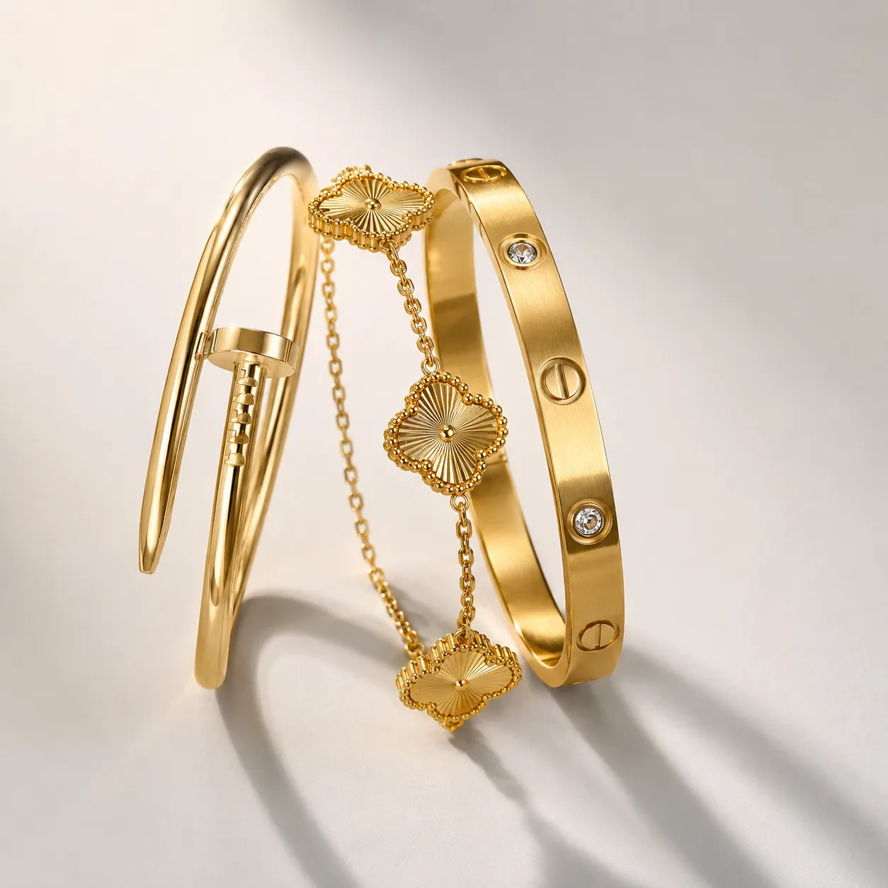 Trio de bracelets dorés en acier inoxydable