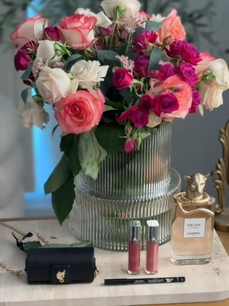 The one + glosse ذا ون + احمر الشفاه