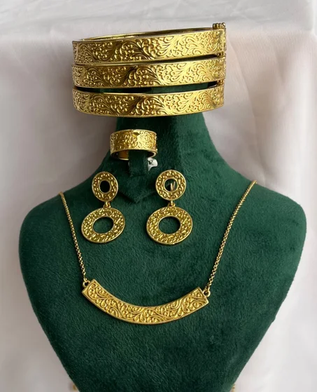 Parure Bijoux Femme Dorée – Collier, Boucles d’Oreilles & Bracelet Élégant