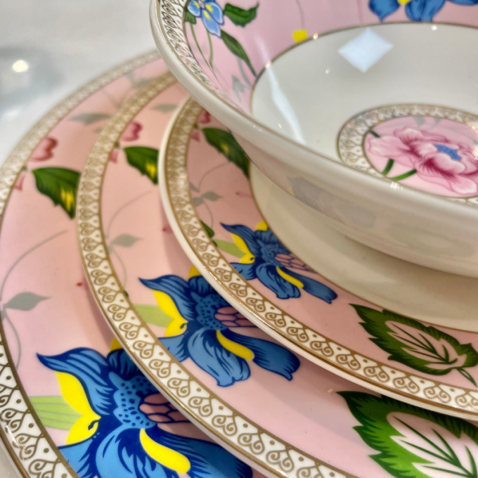 Service de table complet en porcelaine d'Aquitaine et de luxe CNP, 83  pièces 