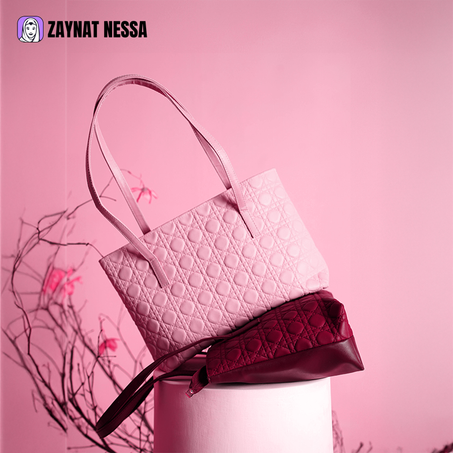 شنطة يد نسائية أنيقة بطابع عصري – متوفرة بلونين (وردي و أحمر