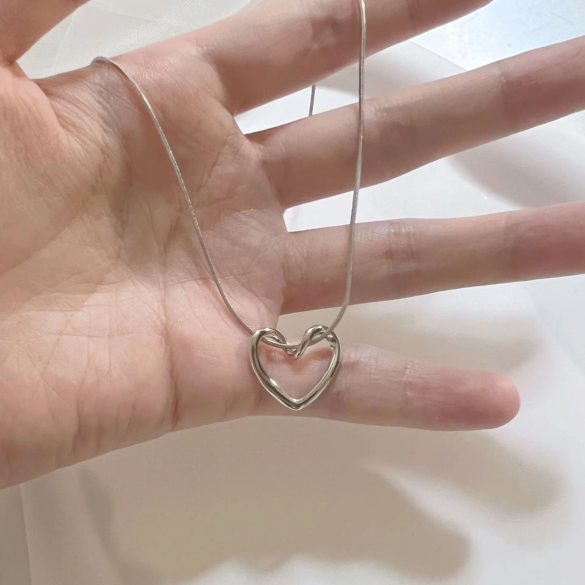 قلادة نسائية ذهبية قلب من ستاينلس ستيل، مطلية بالذهب ويا حجرة لامعة – تصميم ناعم وراقي، هدية مثالية للبنات (لون ذهبي)