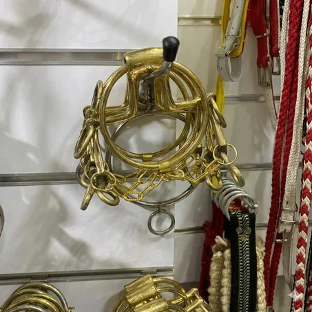 لجام نحاسي أصيل1 مصنوع من النحاس الأصفر (Brass) عالي الجودة، مما يمنحه لمعاناً ذهبياً غنياً ومقاومة ممتازة للتآكل. القطعة مصقولة حتى الوصول إلى سطح أملس تماماً لضمان راحة الحصان وتجنب أي احتك