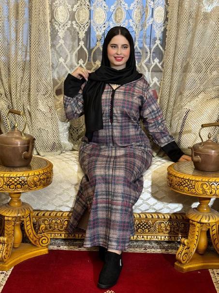 أنـاقة الخريف والشتاء تجتمع في جلابة واحدة, بتصميم عصري وشال دافئ