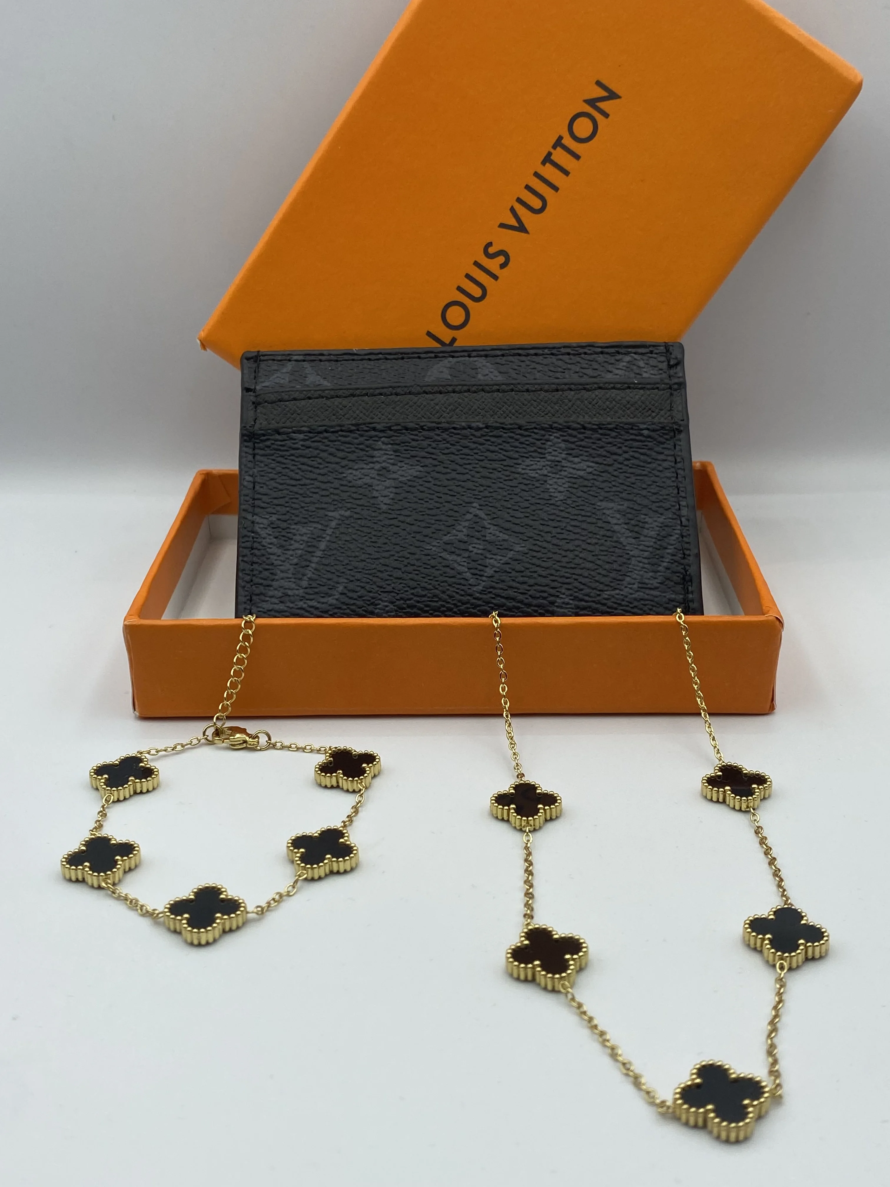 Collier Trèfle Louis Vuitton – Élégance Dorée