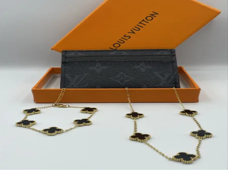 Collier Trèfle Louis Vuitton – Élégance Dorée