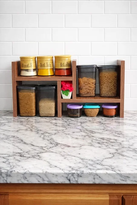 رف طاولة خشبي أنيق لتنظيم المطبخ والديكور