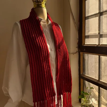 وشاح ميكاسا الأحمر لي خرج ترند هاد الشتاء  وشاح كيعطيك أناقة شتوية مختلفة