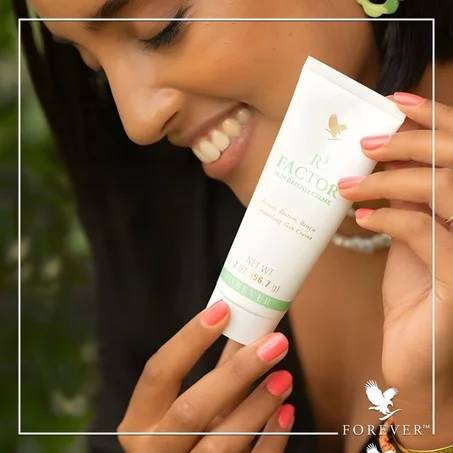 يعمل كريم R3 Factor على التخلص من الخلايا الميتة التي تتراكم على سطح الجلد وتجعله باهتًا. يطمس التجاعيد والخطوط الدقيقة وينقي نسيج الجلد. يعيد لها المرونة والليونة واللمعان