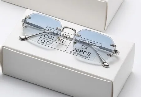 LUNETTES PERCÉES BLEU CIEL