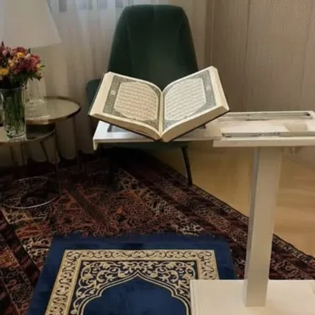 "ارتقِ بتلاوتك للقرآن الكريم مع حامل المصحف الملكي الفاخر - راحة تامة للظهر والعين أثناء القراءة"